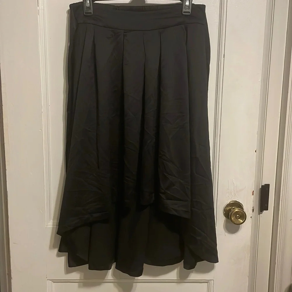Woman’s Elle satin pleated skirt tie front NWT size MP